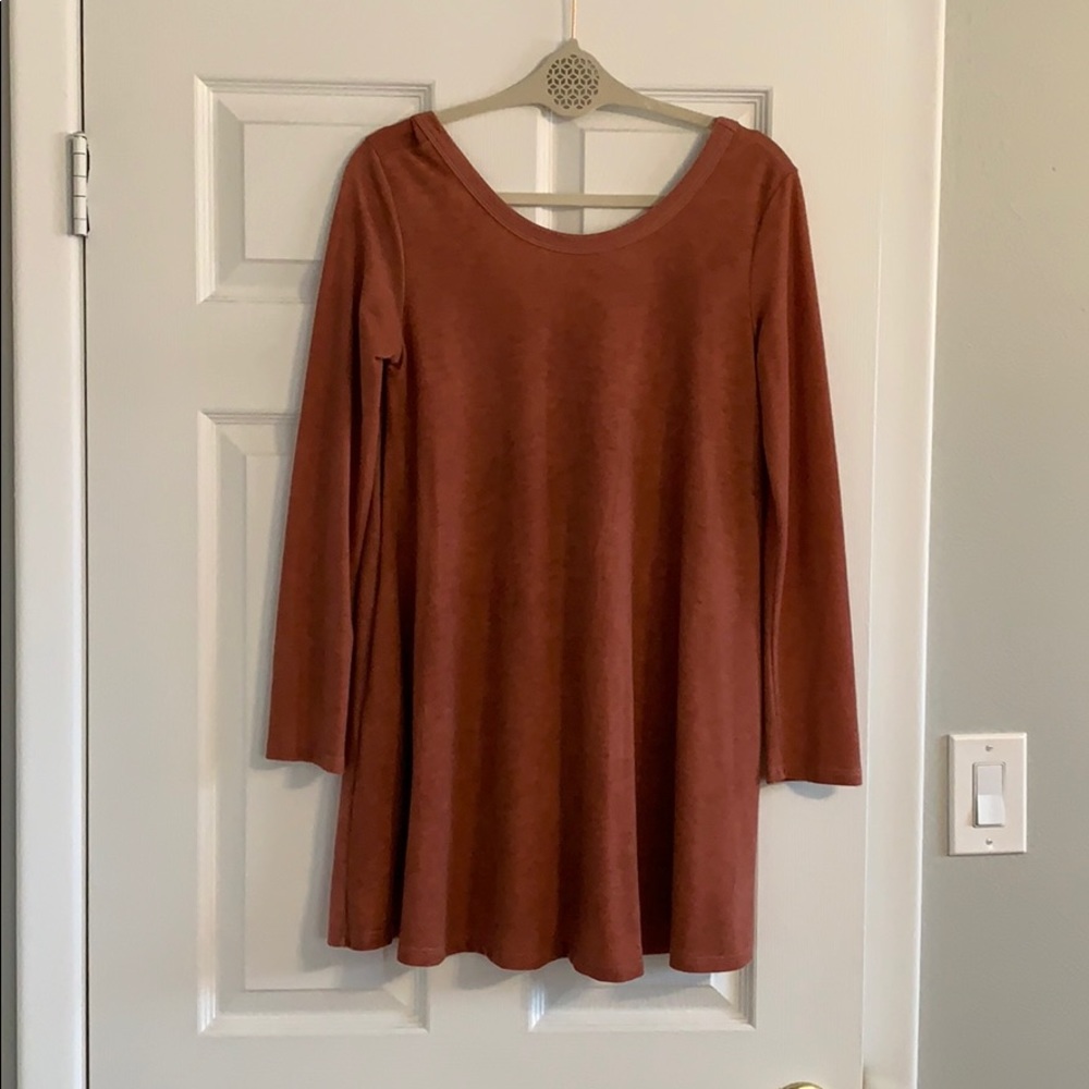 Tshirt long sleeve dress with v in the back